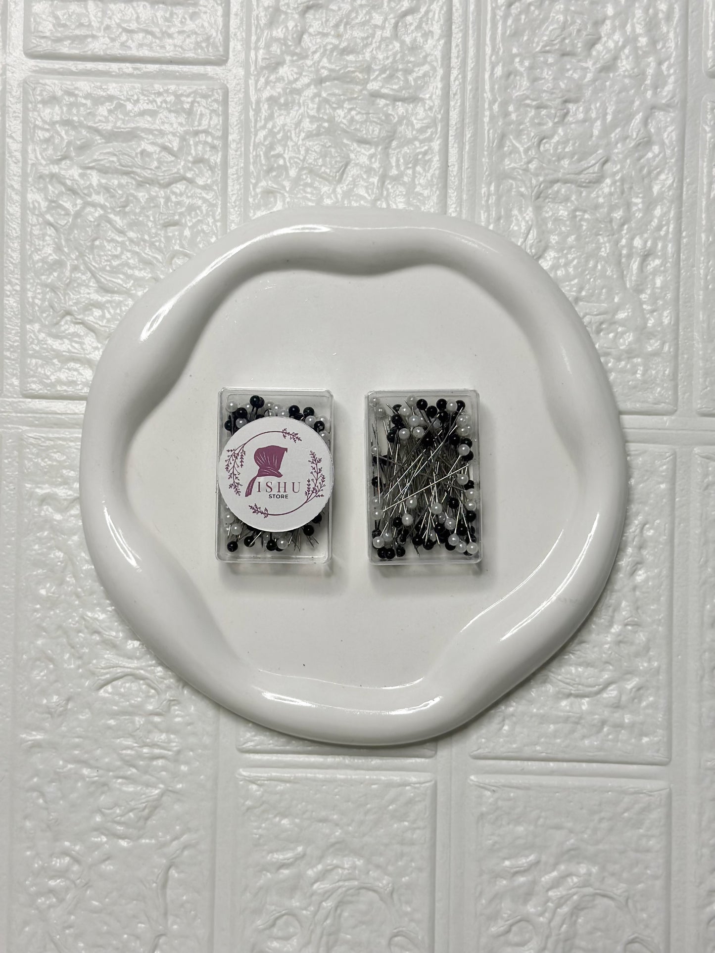 STRAIGHT BLACK & WHITE PIN BOX(100 PINS)